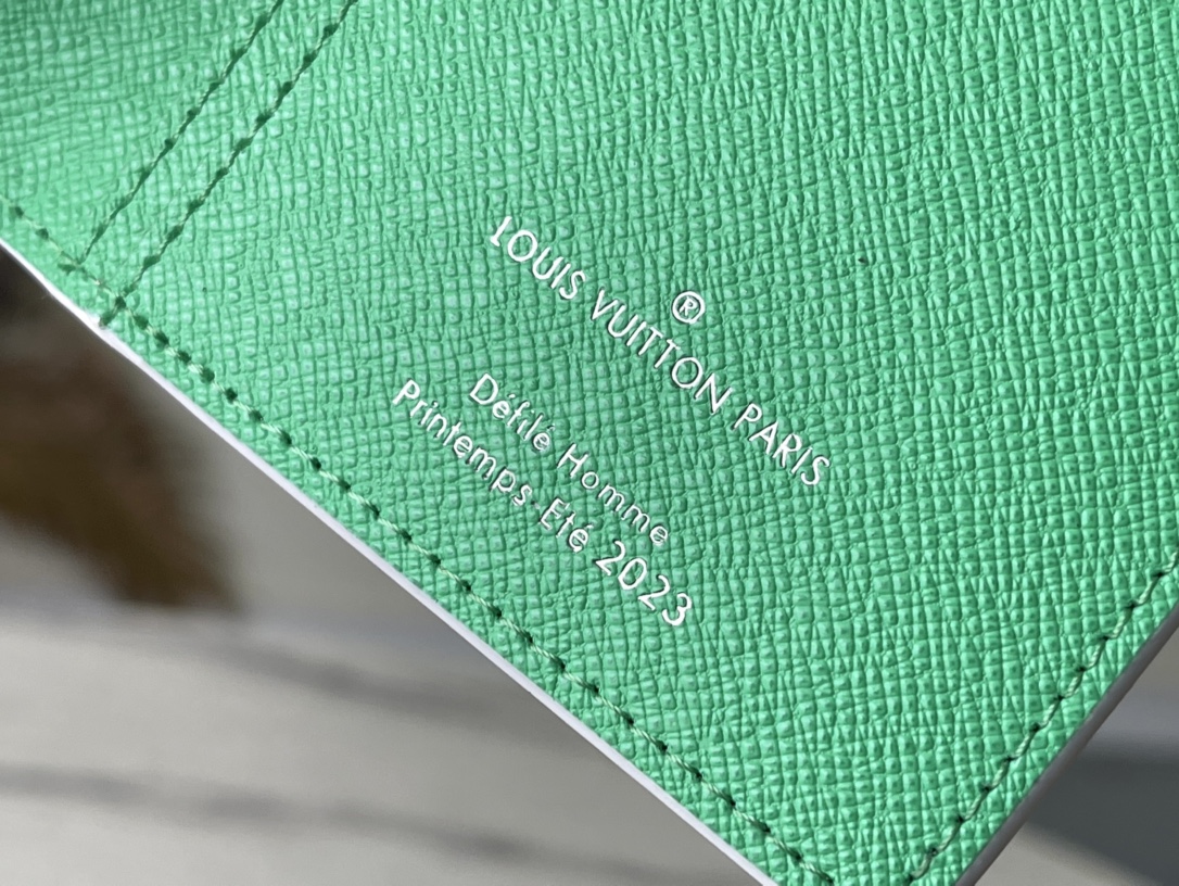 𝐋𝐎𝐔𝐈𝐒 𝐕𝐔𝐈𝐓𝐓𝐎𝐍   M82011