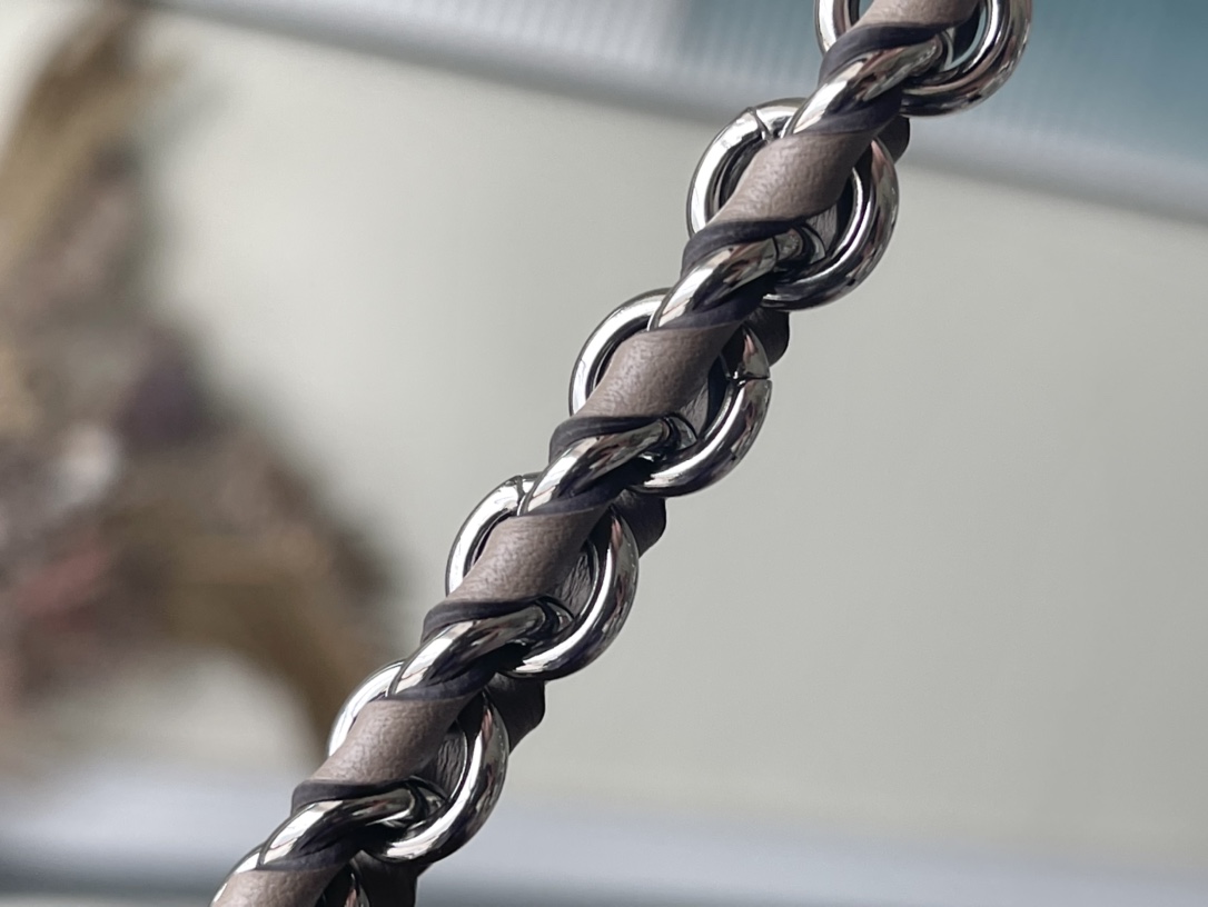 𝐋𝐎𝐔𝐈𝐒 𝐕𝐔𝐈𝐓𝐓𝐎𝐍    M21886