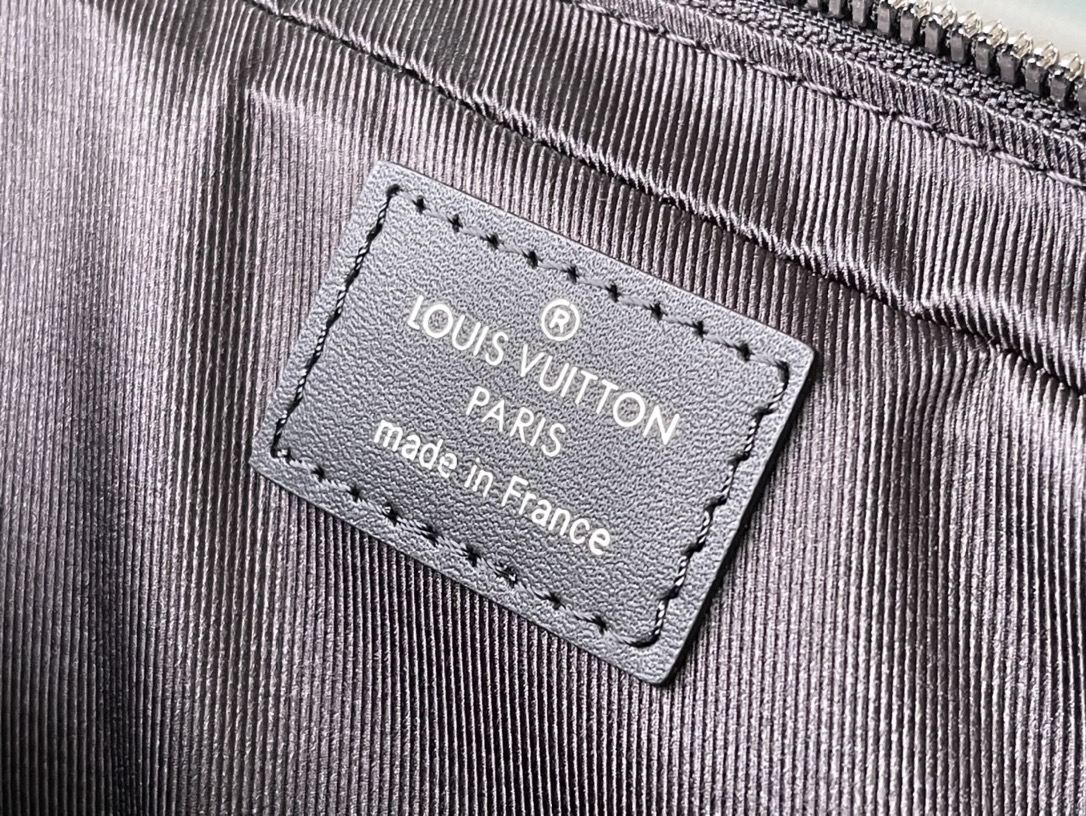 𝐋𝐎𝐔𝐈𝐒 𝐕𝐔𝐈𝐓𝐓𝐎𝐍 N40445 Voyage Small Briefcase