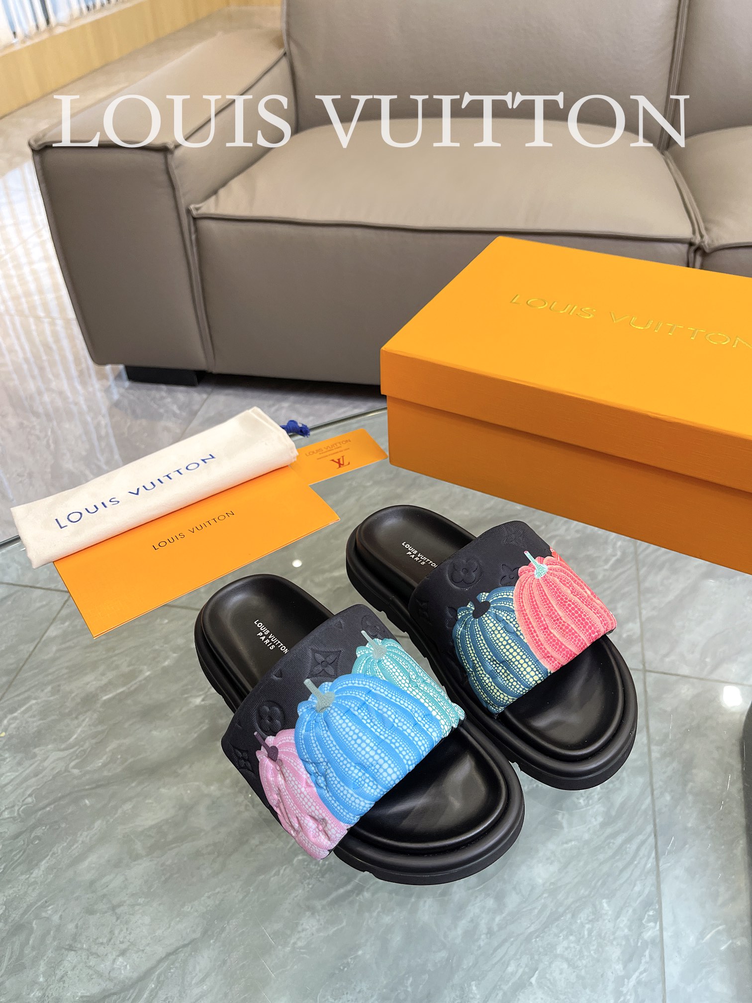 Louis Vuitton 2023 couple models embossed print