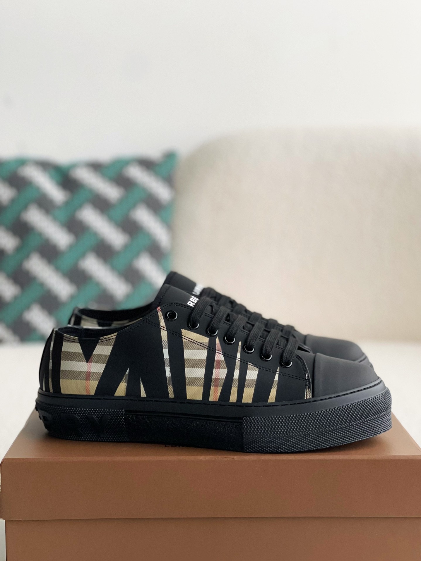 Burberry Low cut casual sports shoes