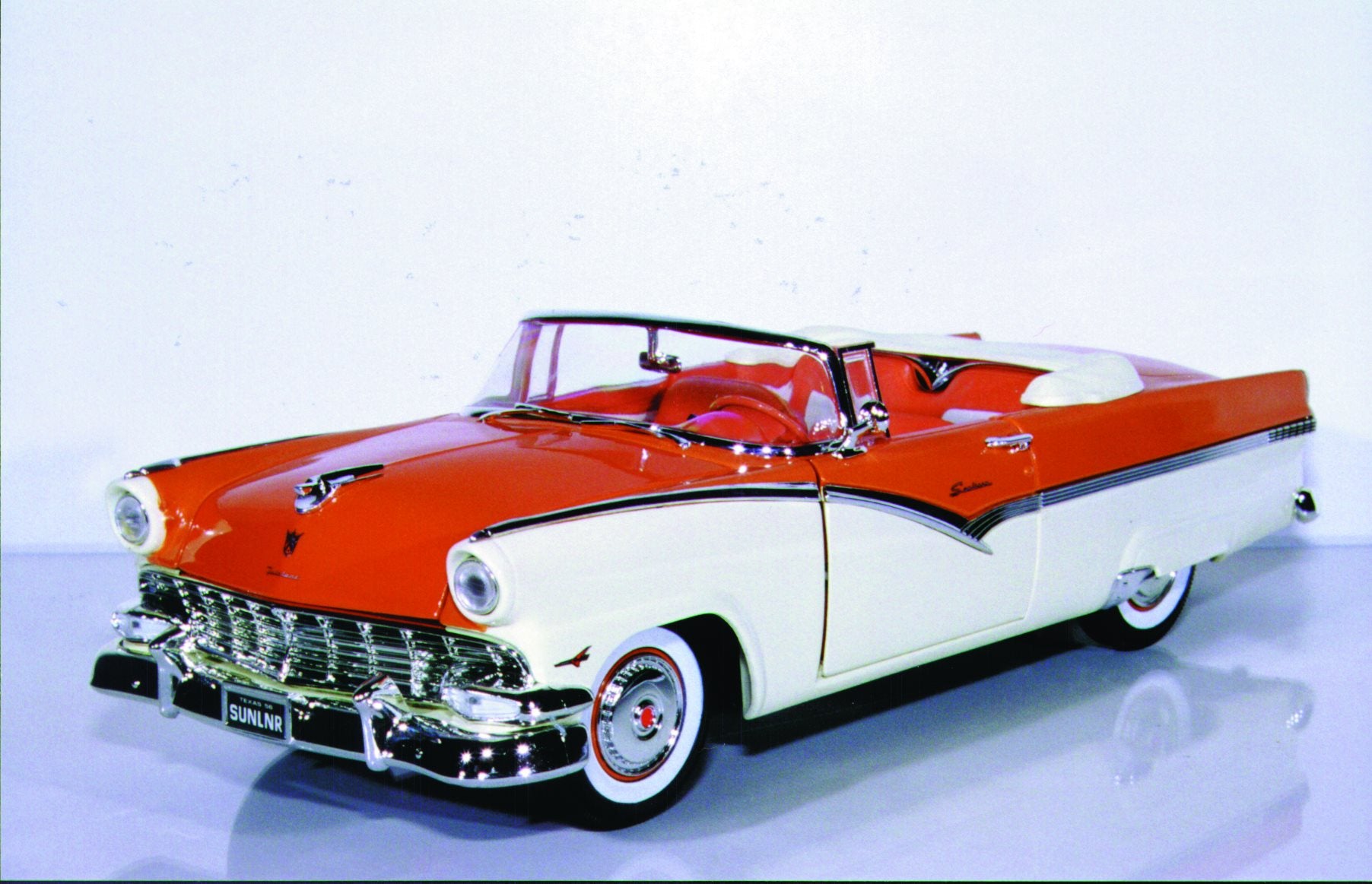 1:18 Ertl Ford Fairlane Sunliner '56 Convertible