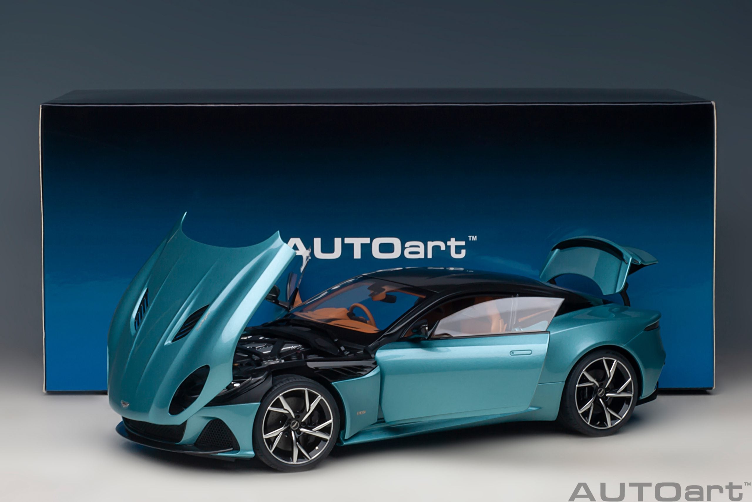AUTOart 1:18 Aston Martin DBS Superleggera (Caribbean Pearl Blue) 70299