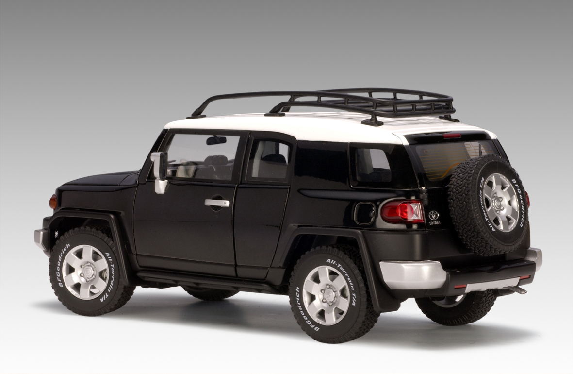 Toyota FJ Cruiser, Black in 1:18 Scale