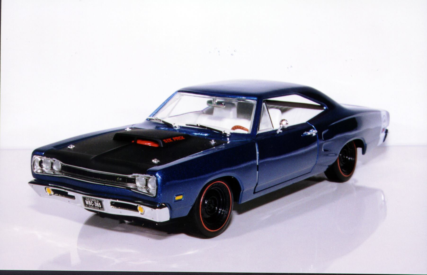 1:18 Ertl Dodge Charger '69 Super Bee 440 Six-Pack