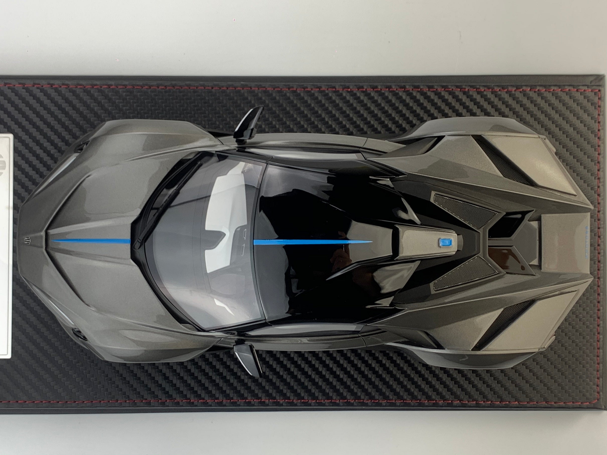 Frontiart SophiArt 1:18 W Motor Fenyr Supersport Metallic Grey SA003-14