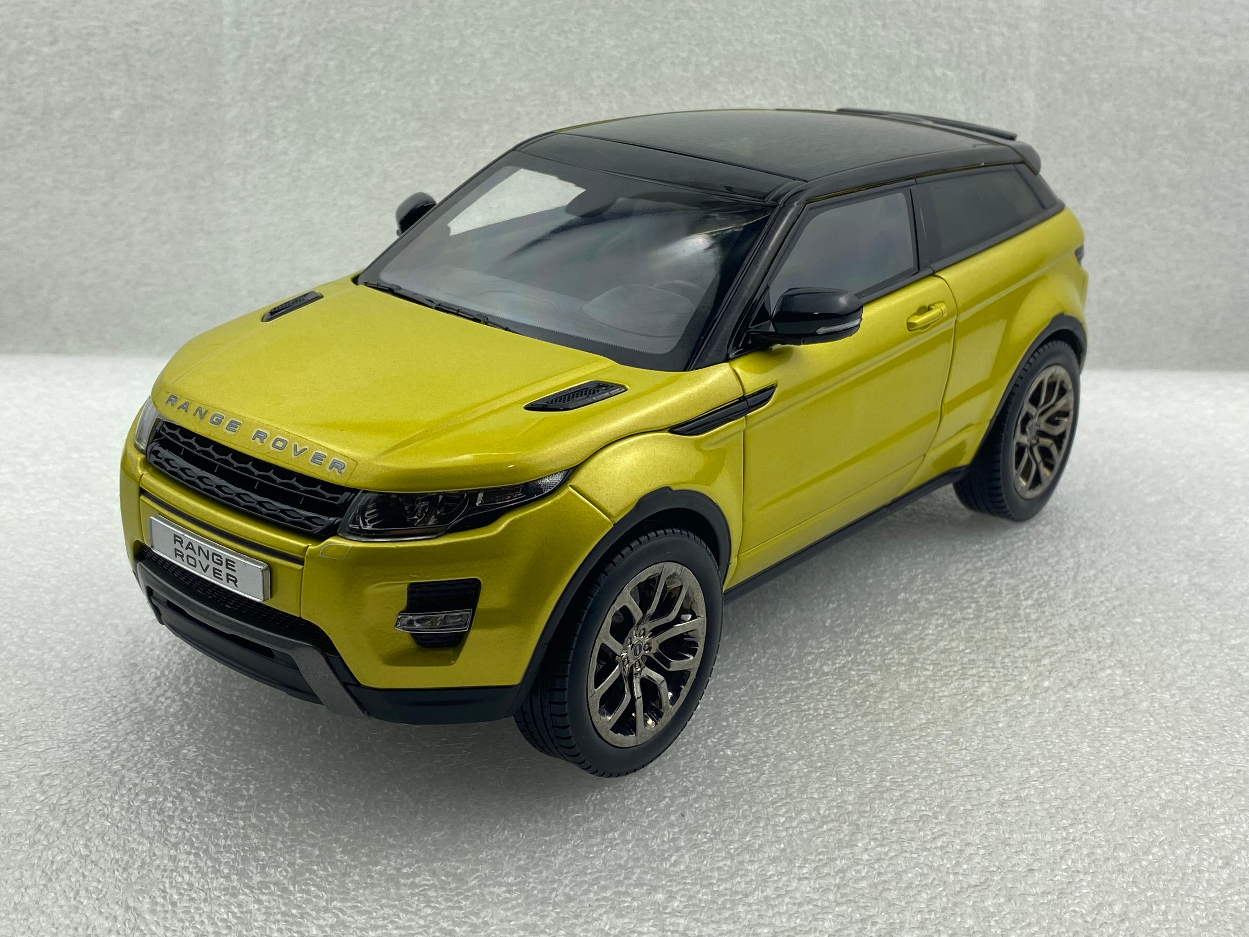 GTAutos 1:18 Range Rover Evoque Yellow GTA11003Y (Clearance Final Sale)