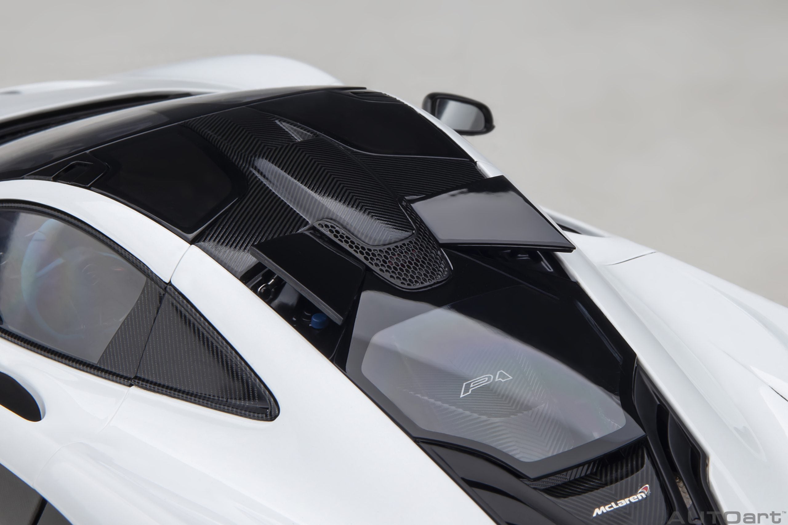 AUTOart 1:18 McLaren P1 (Alaskan Diamond White) 76066