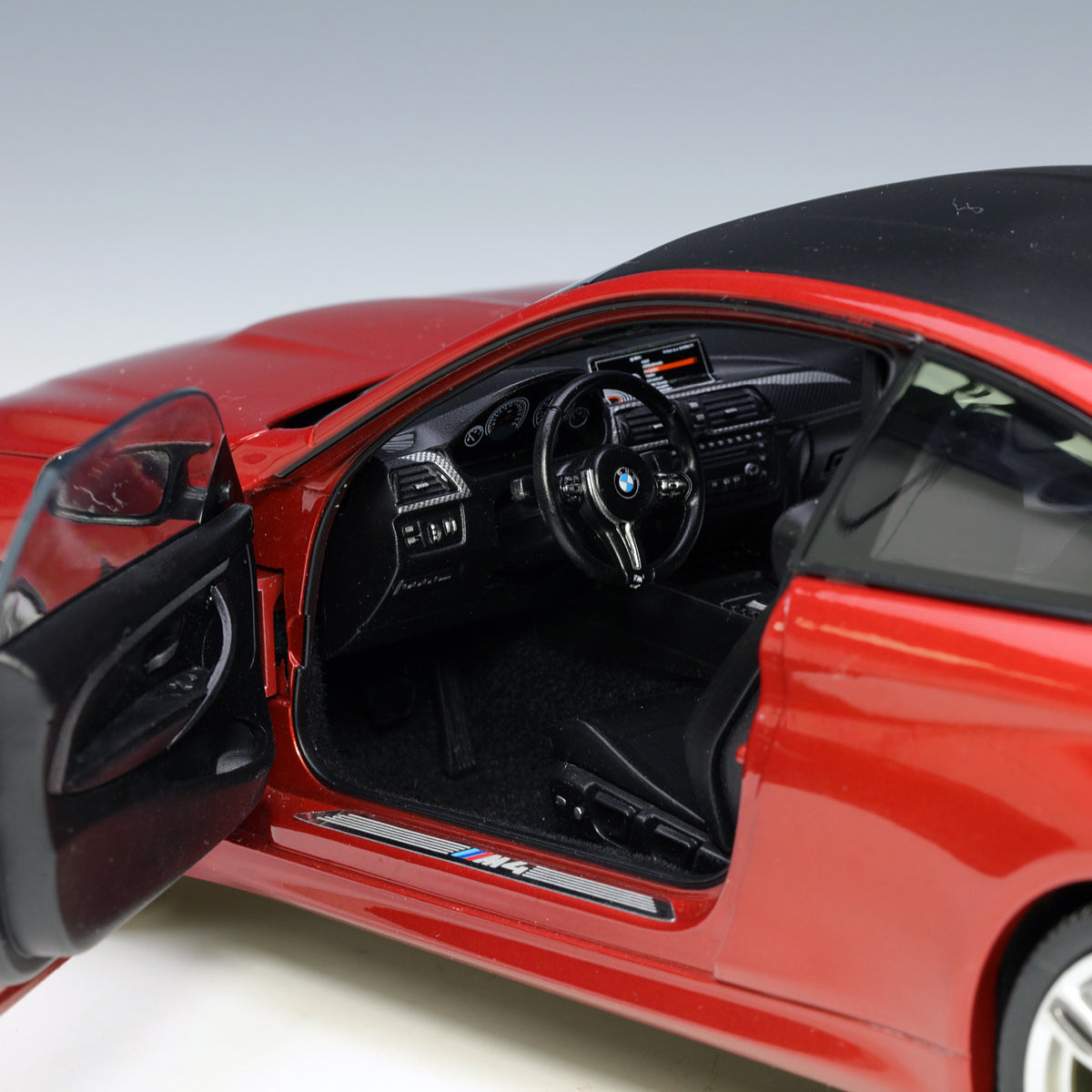 Paragon 1:18 BMW M4 Coupe Sakhir Orenge PA-97101