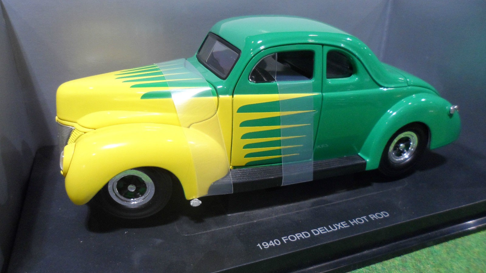 1:18 Eagle's Race Ford '40 Deluxe Hot Rod w/ Scallops