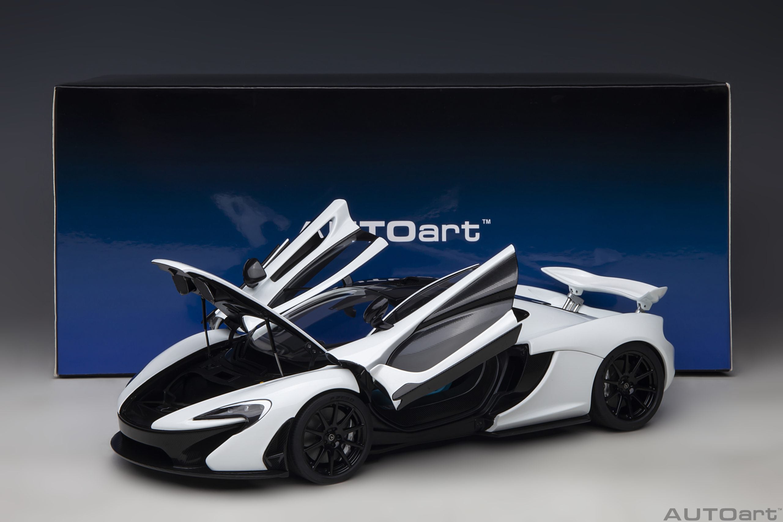 AUTOart 1:18 McLaren P1 (Alaskan Diamond White) 76066