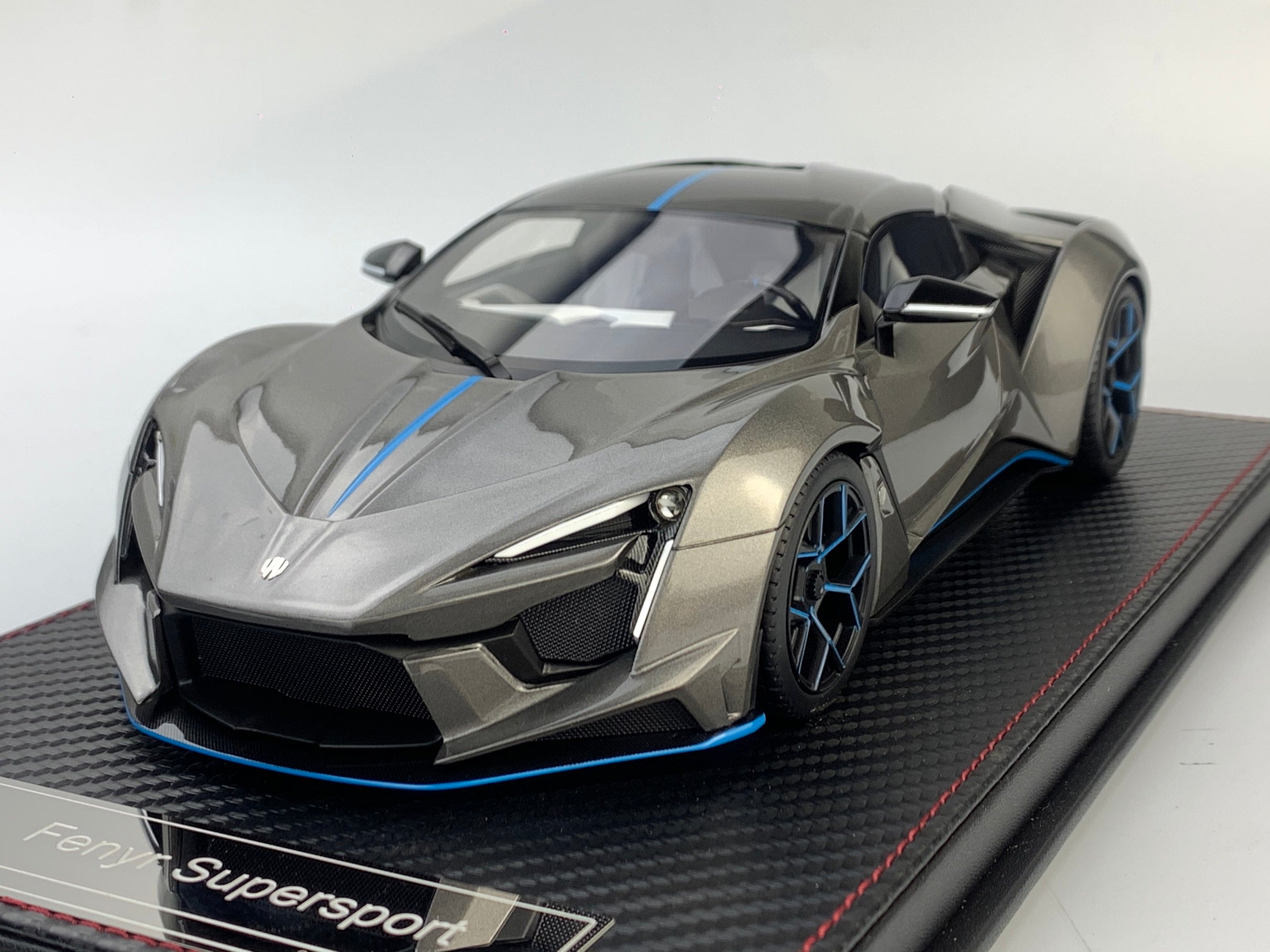 Frontiart SophiArt 1:18 W Motor Fenyr Supersport Metallic Grey SA003-14