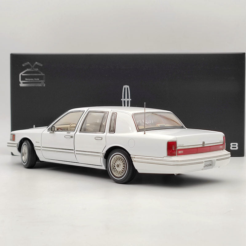 1/18 Lincoln Towncar V8 1993-1995 Super Diecast model (Leather seat) White