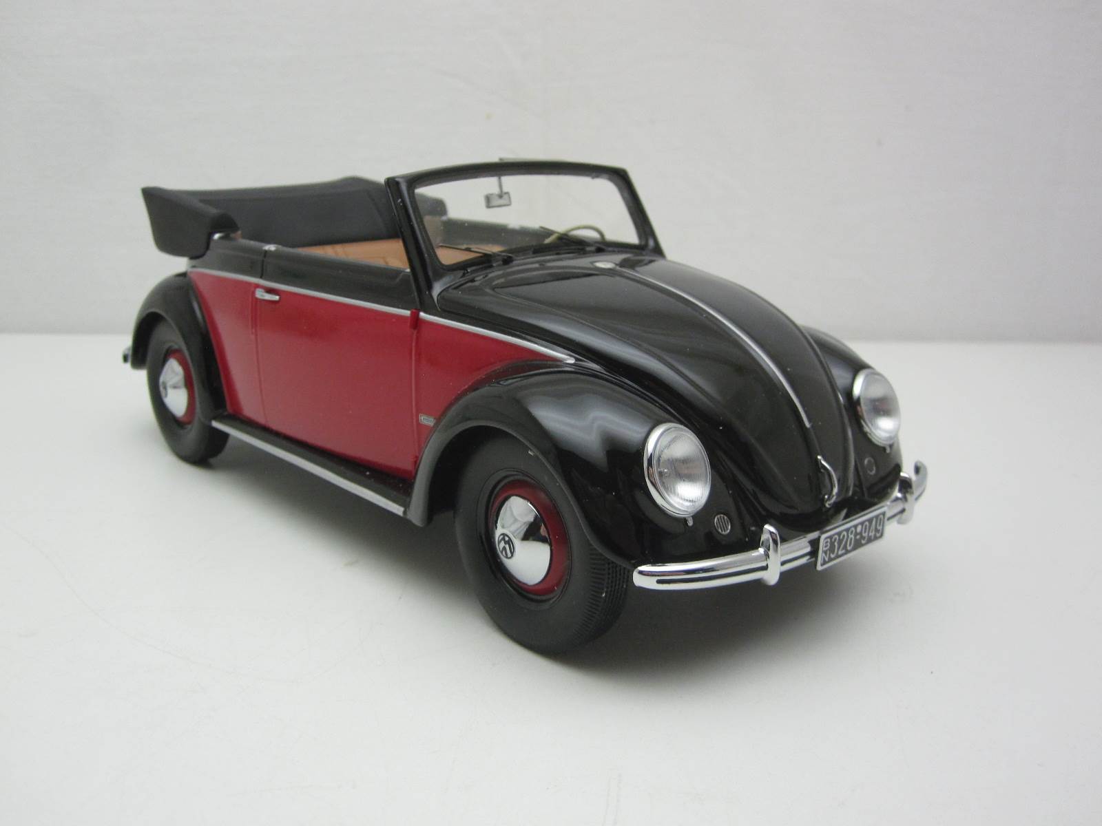 Minichamps 1:18 Volkswagen Beetle 1200 Cabriolet 1949 Black/Red 107054132