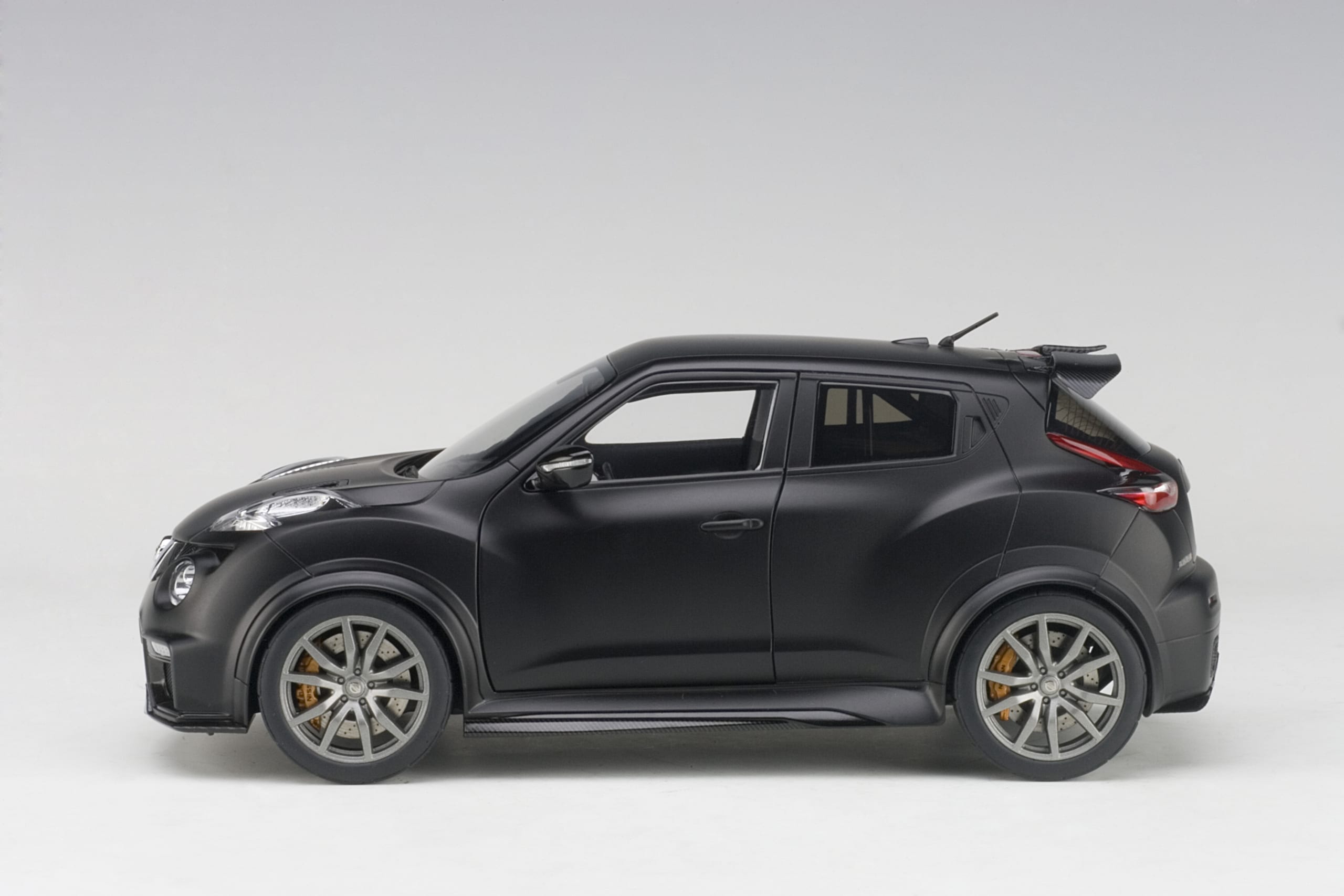 AUTOart 1:18 Nissan Juke-R 2.0 (Matt Black) 77458
