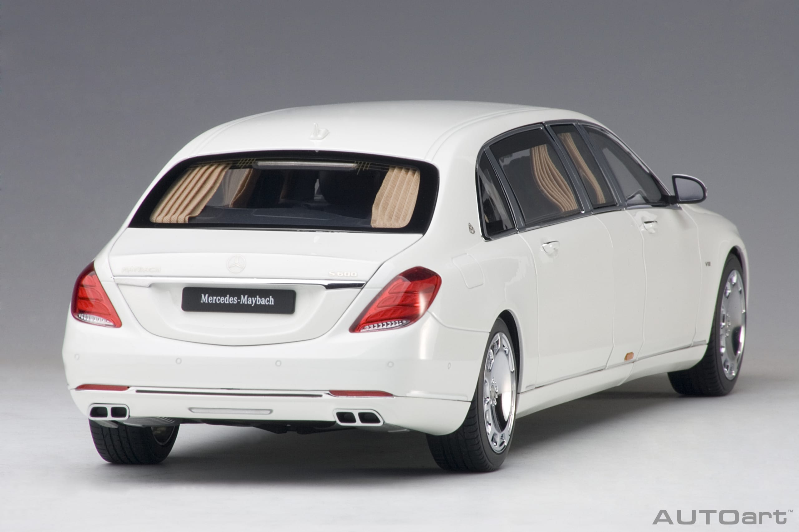 AUTOart 1:18 Mercedes-Maybach S-Klasse S600 Pullman White 76296