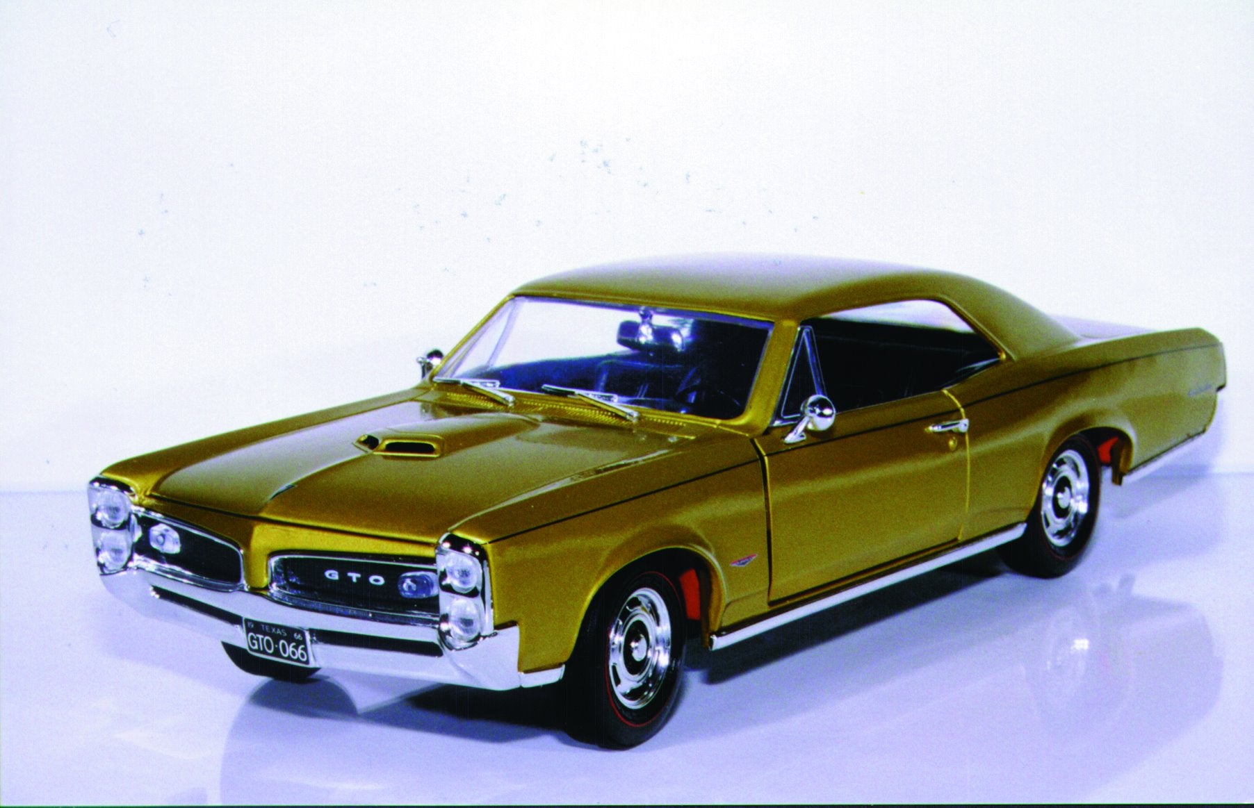 1:18 Ertl Pontiac GTO '66 389-CID Tri-Power 3x2BBL