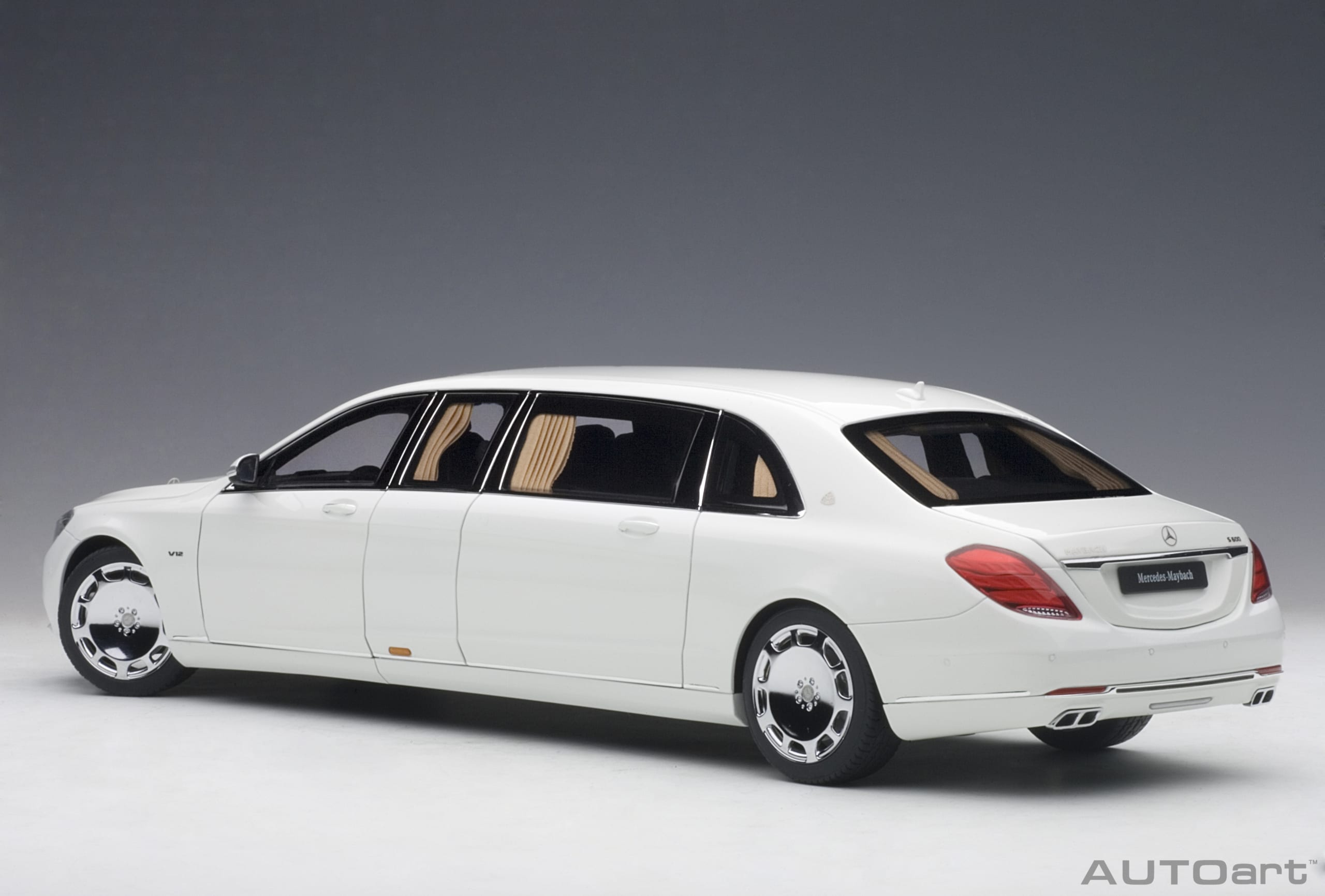 AUTOart 1:18 Mercedes-Maybach S-Klasse S600 Pullman White 76296