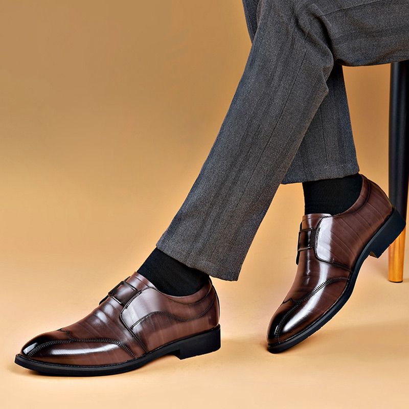 Los hombres de negocios casual zapatos de cuero bordado sobre los pies puntiagudos zapatos de cuero