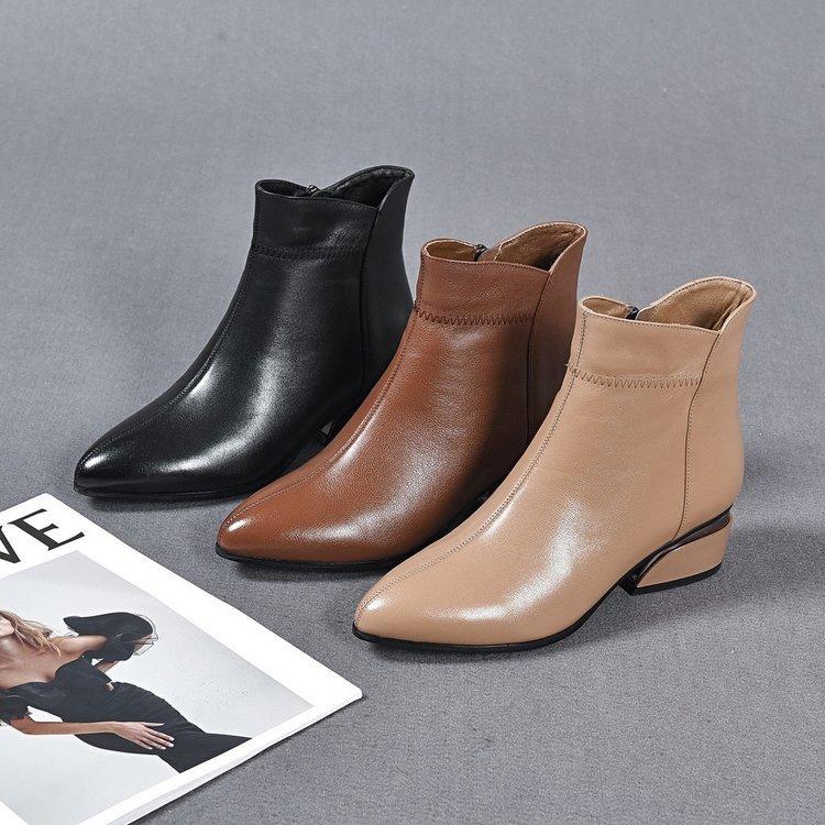 Botines cortos con cremallera y tacones cuadrados