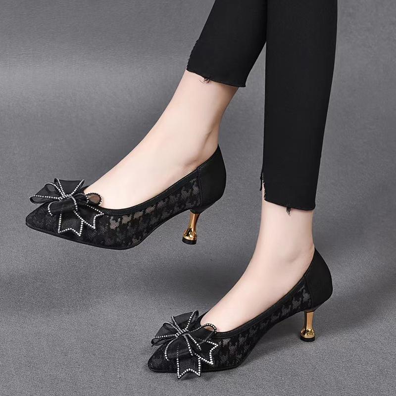 Exquisitos tacones altos con lazo de encaje: 5 cm.