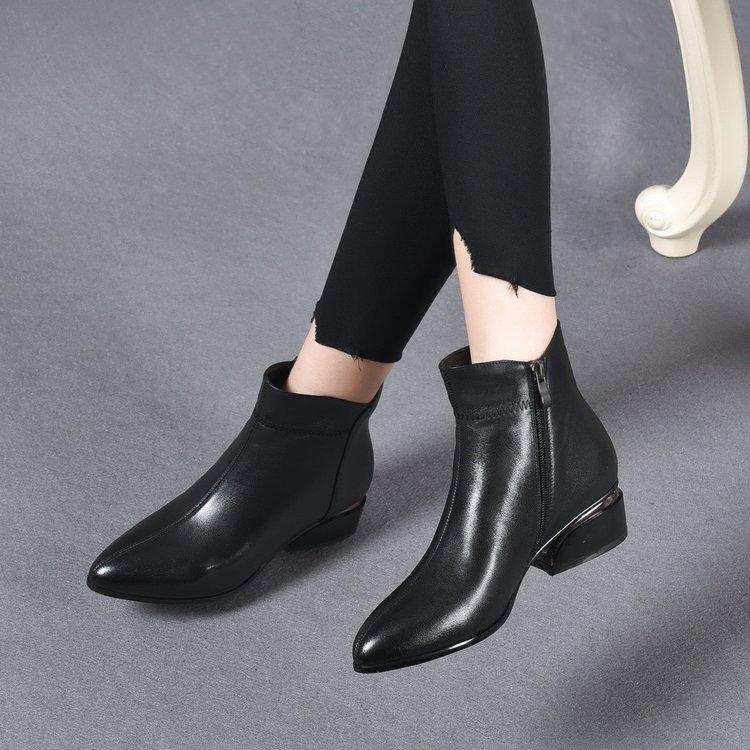 Botines cortos con cremallera y tacones cuadrados