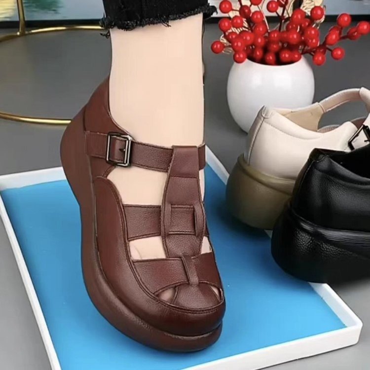 Nuevos zapatos huecos tejidos.