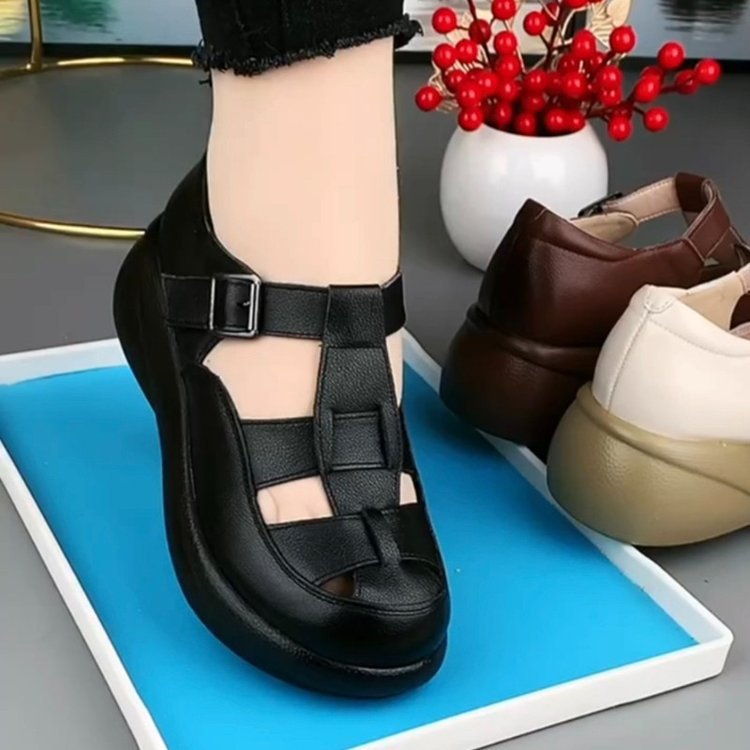 Nuevos zapatos huecos tejidos.