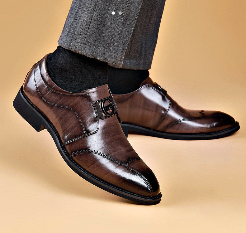 Los hombres de negocios casual zapatos de cuero bordado sobre los pies puntiagudos zapatos de cuero