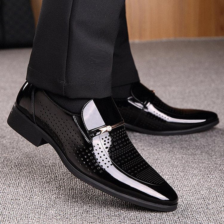 Zapatos de vestir formales informales transpirables con agujeros de cuero de microfibra para hombres