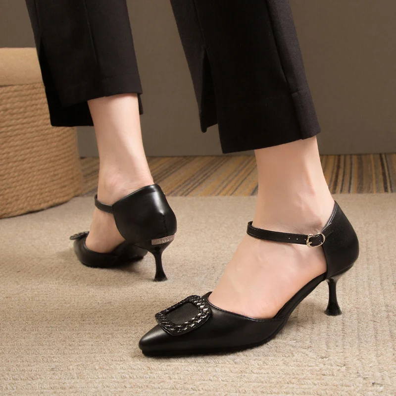 Sandalias con puntera cerrada y tacón alto en punta