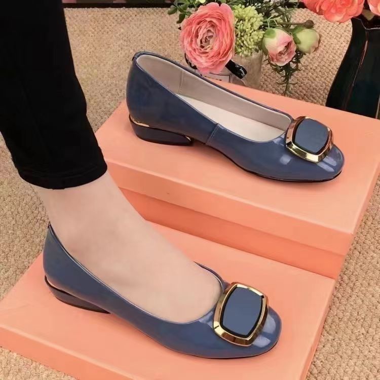 Nuevos zapatos de cuero pequeños de tacón bajo de suela suave de cuero de alta calidad