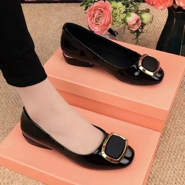 Nuevos zapatos de cuero pequeños de tacón bajo de suela suave de cuero de alta calidad