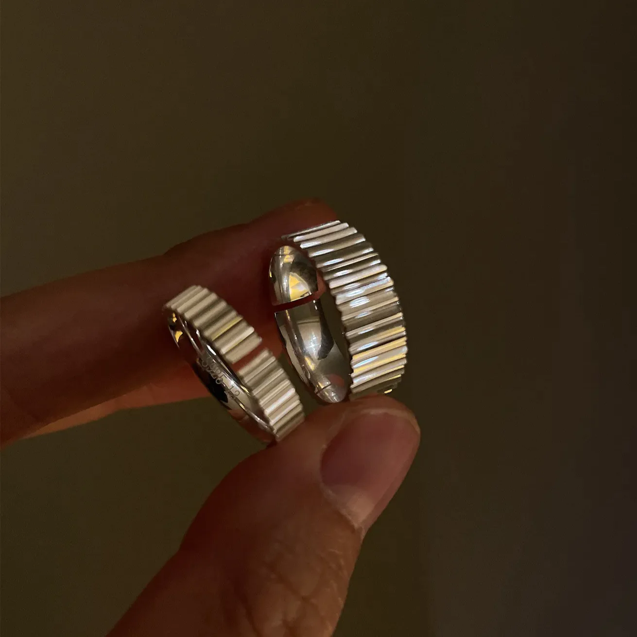 Elegante Conjunto de Anillos de Plata