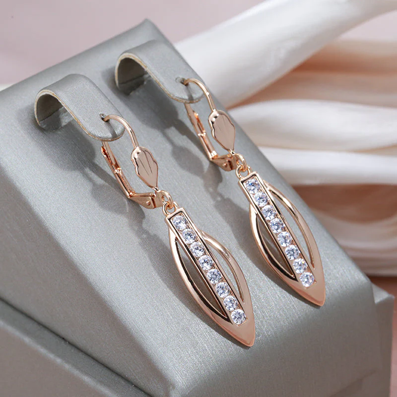 Aretes Elegante de Punta Brillante en Oro