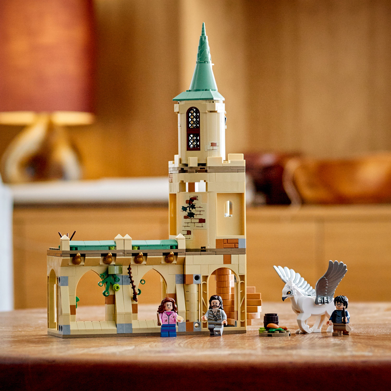 LEGO® 76401 HARRY POTTERTM HOGWARTSTM COURTYARD: SIRIUS’S RESCUE BUILDING KIT