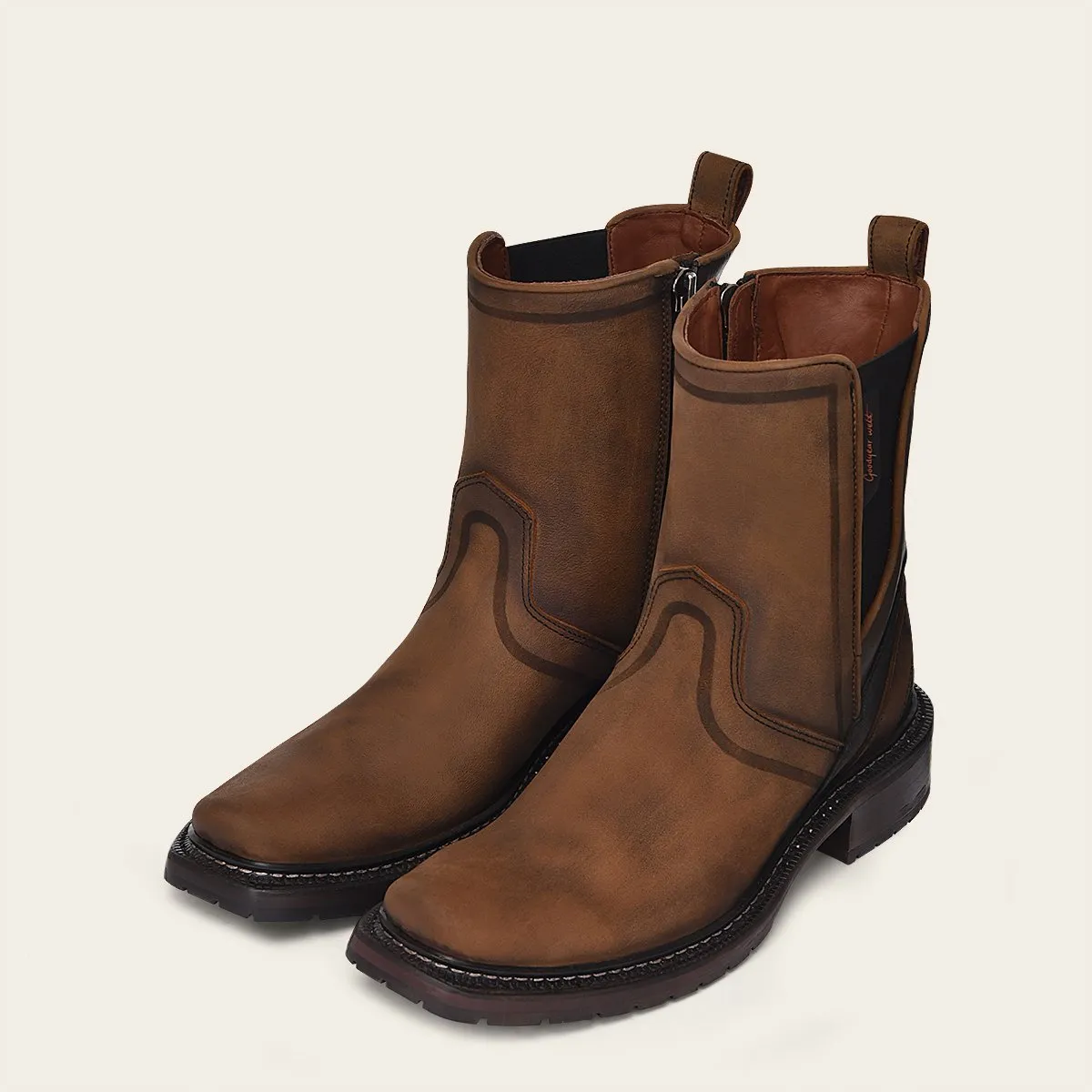 Bota urbana en piel genuina.