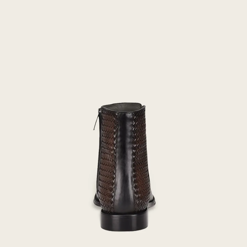 Bota en piel genuina con tejido.