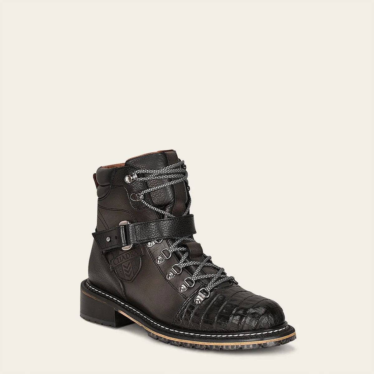 Botín urbano en piel de fuscus.