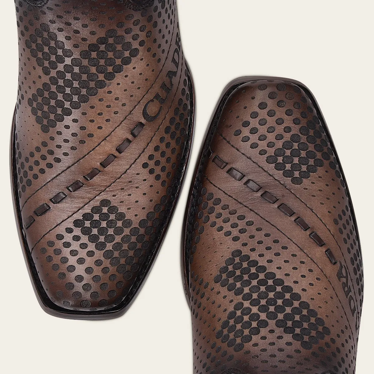 Bota para caballero en piel genuina.