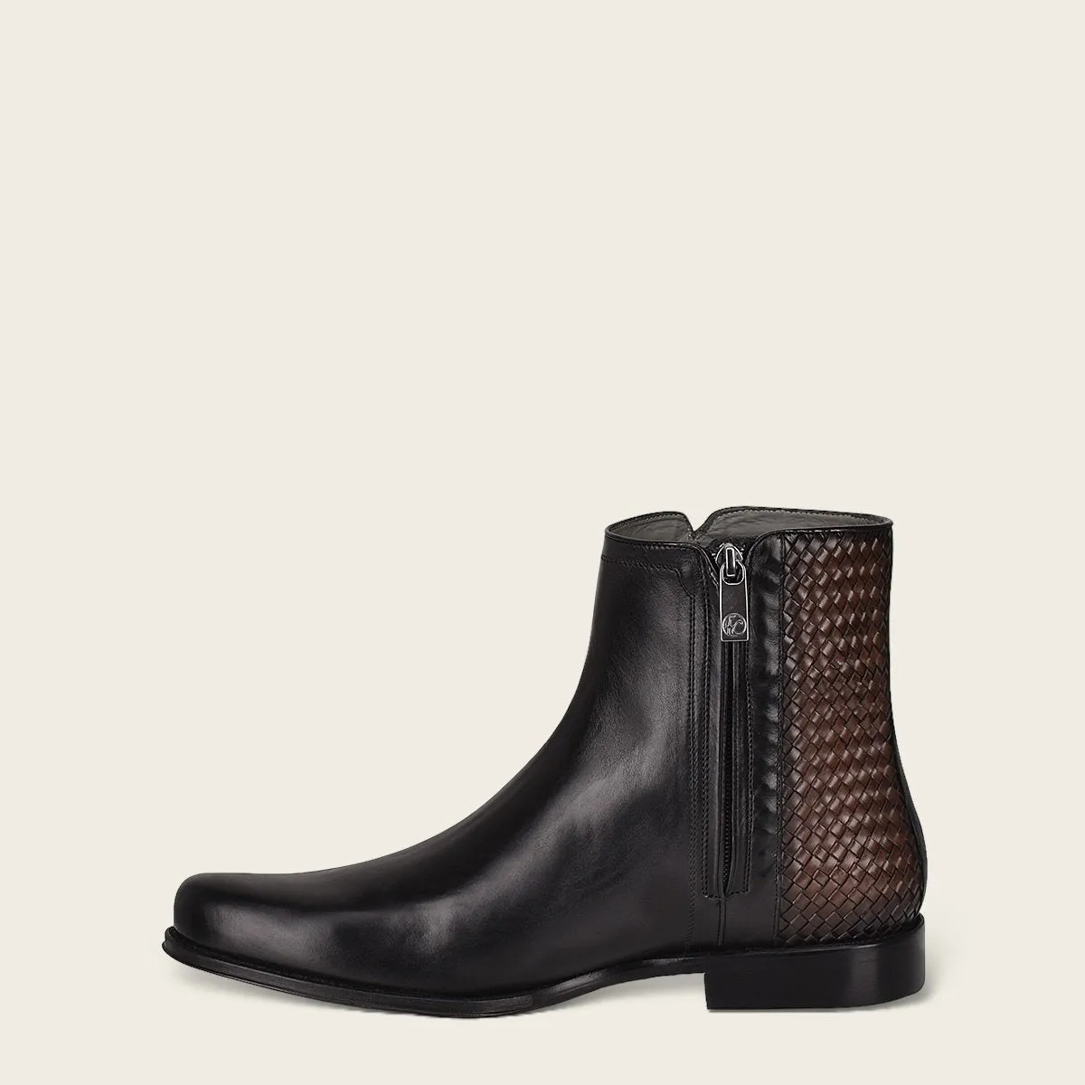 Bota en piel genuina con tejido.