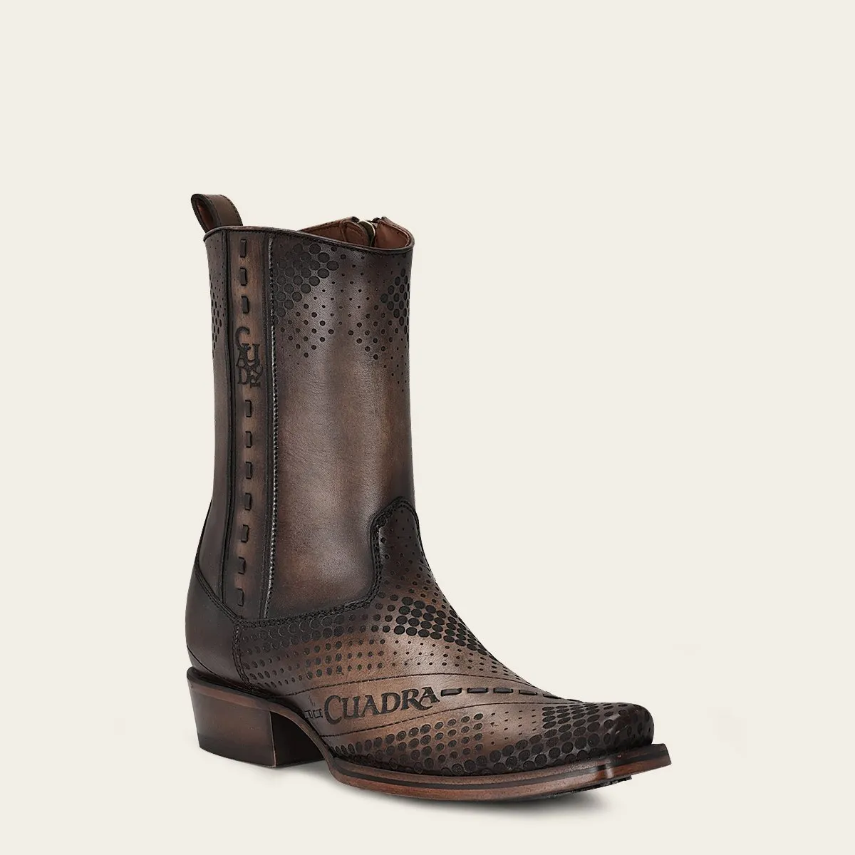 Bota para caballero en piel genuina.