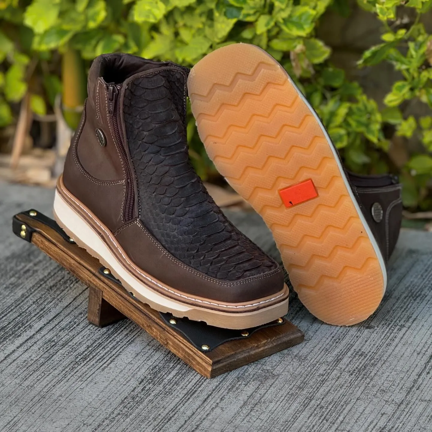 Botín macho doble cierre en piel víbora