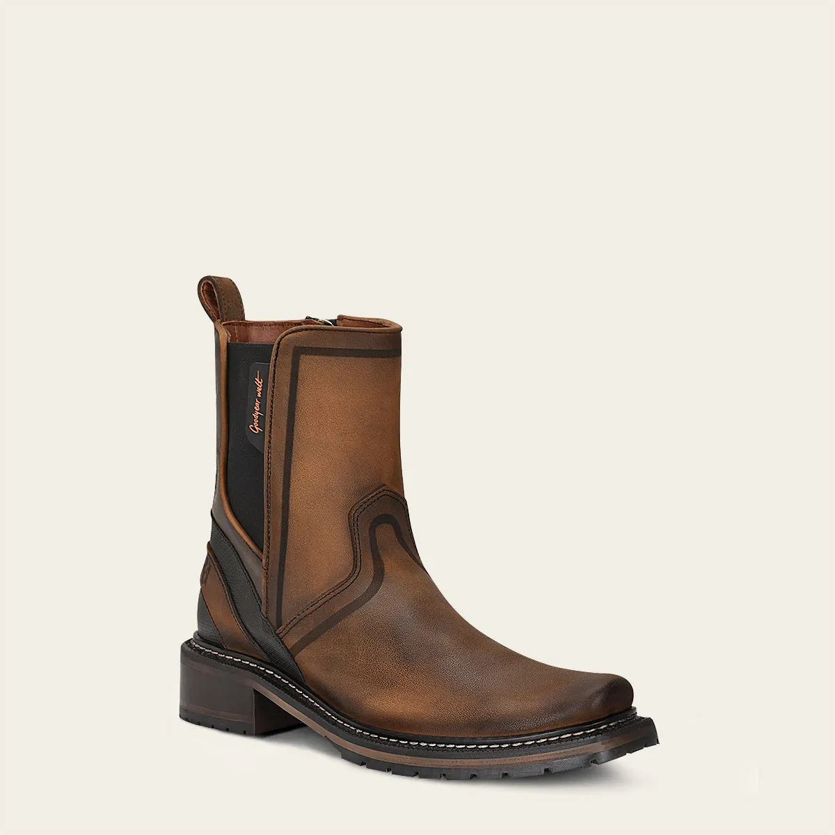 Bota urbana en piel genuina.