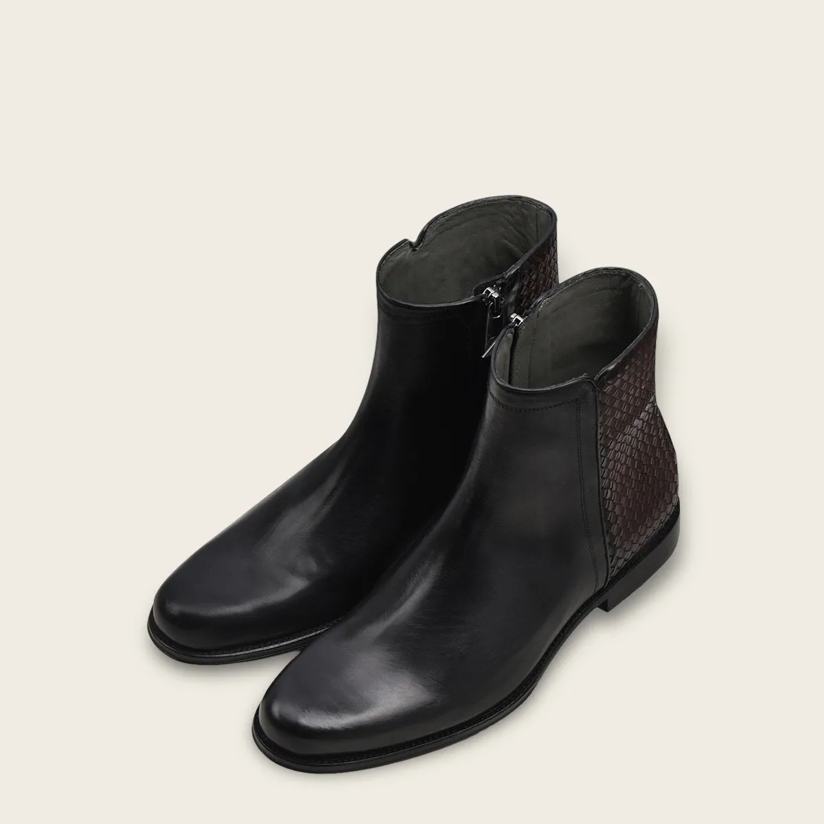 Bota en piel genuina con tejido.