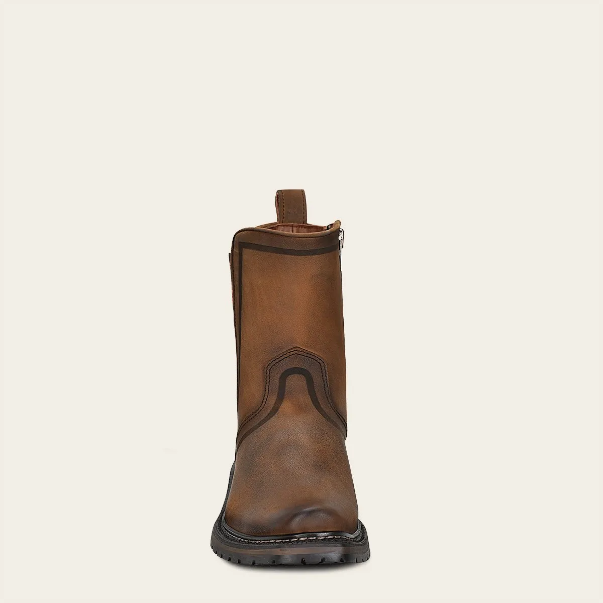Bota urbana en piel genuina.