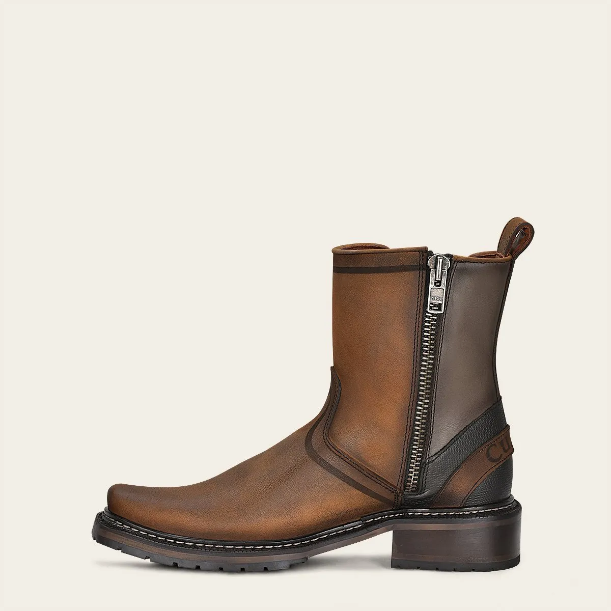 Bota urbana en piel genuina.