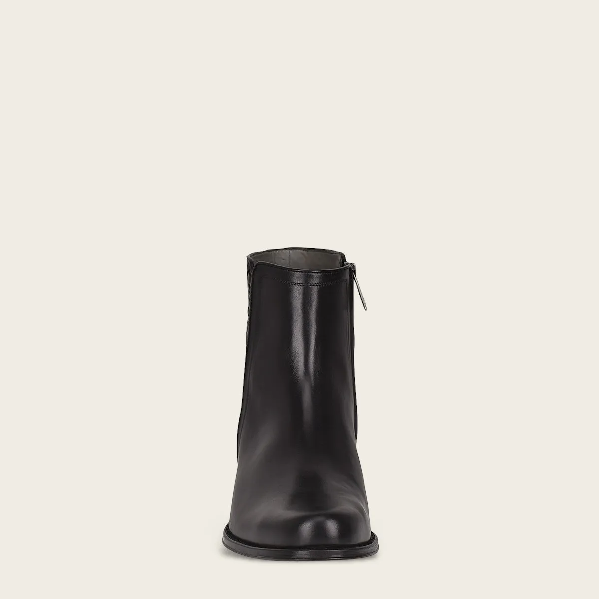 Bota en piel genuina con tejido.