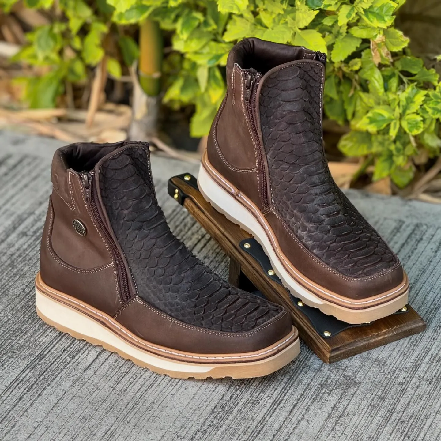 Botín macho doble cierre en piel víbora