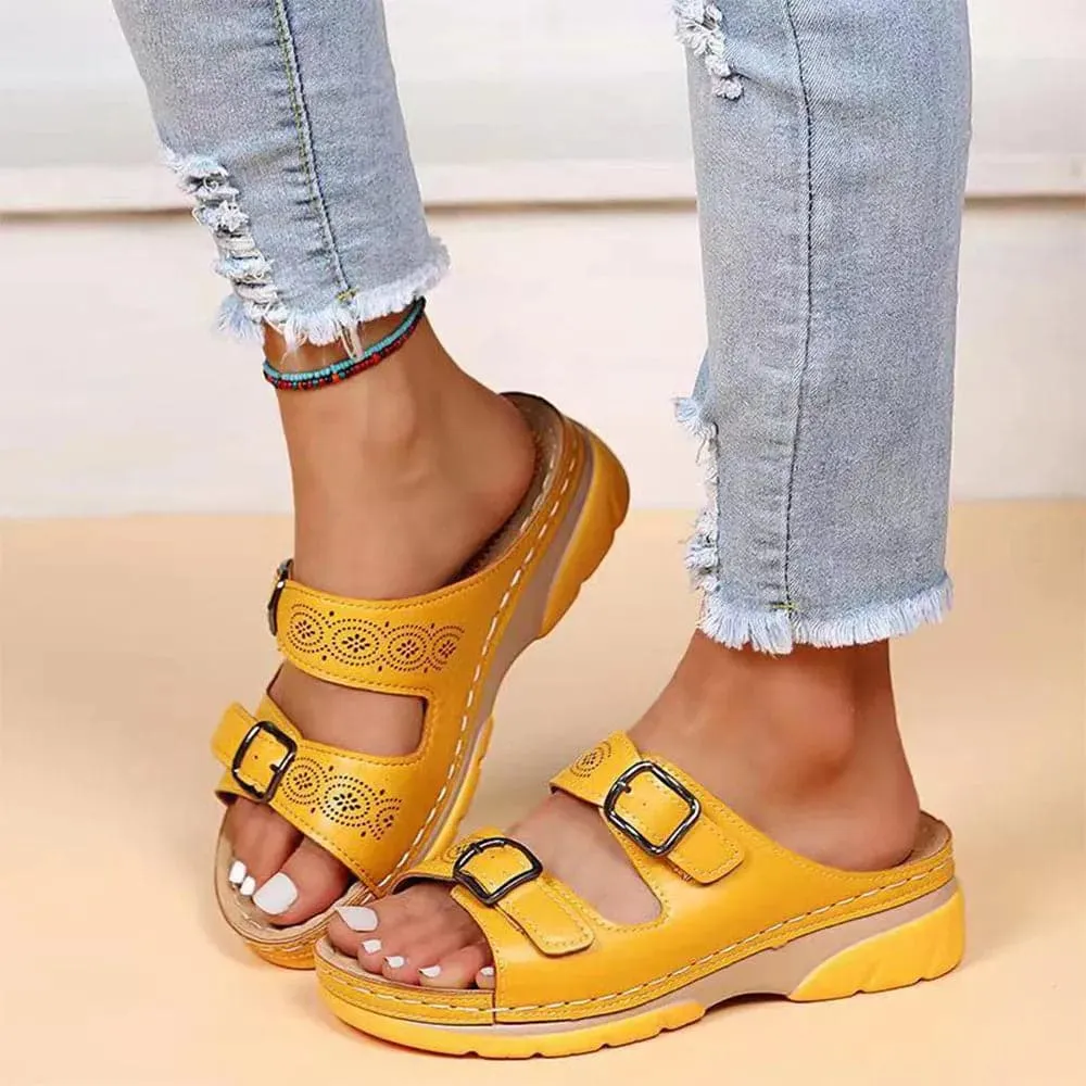 Sandalias de cuña de cuero con hebilla recortada bohemia de talla grande 2023